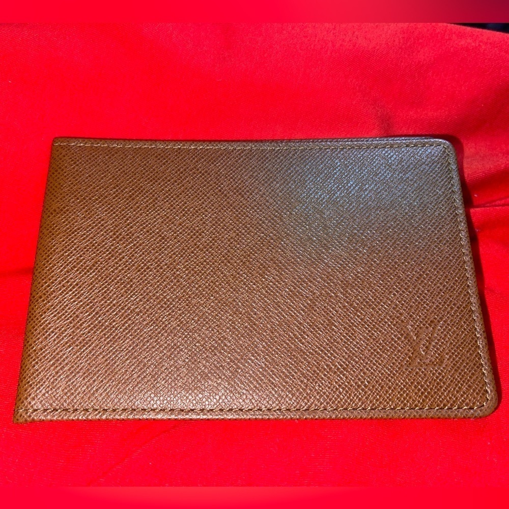 AUTHENTIC LV Taiga Card Holder VG-E condition - Picture 2 of 16